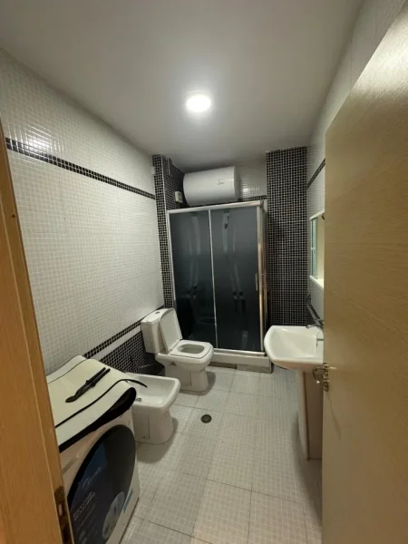 Tirane, jepet me qera apartament 2+1+Ballkon Kati 5, 105 m² 700 € (Kopshti Botanik)