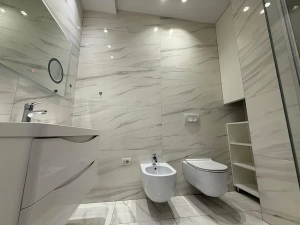Tirane, jepet me qera apartament duplex 3+1+Ballkon Kati 5, 140 m² 1.500 € (Rr. e Barrikadave)