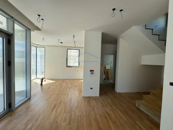 Tirane, shitet Vile 4+1+Ballkon Kati 0, 830 m² 591.000 € (Shitet, Vile 2-Katëshe, Farkë, Tiranë)