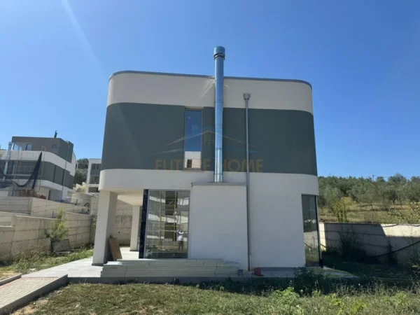 Tirane, shitet Vile 4+1+Ballkon Kati 0, 830 m² 591.000 € (Shitet, Vile 2-Katëshe, Farkë, Tiranë)