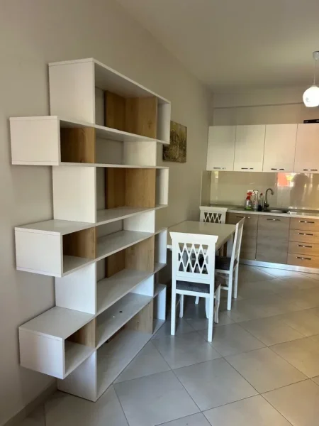 Tirane, jepet me qera apartament 1+1 Kati 5, 68 m² 450 € (Ali demi)