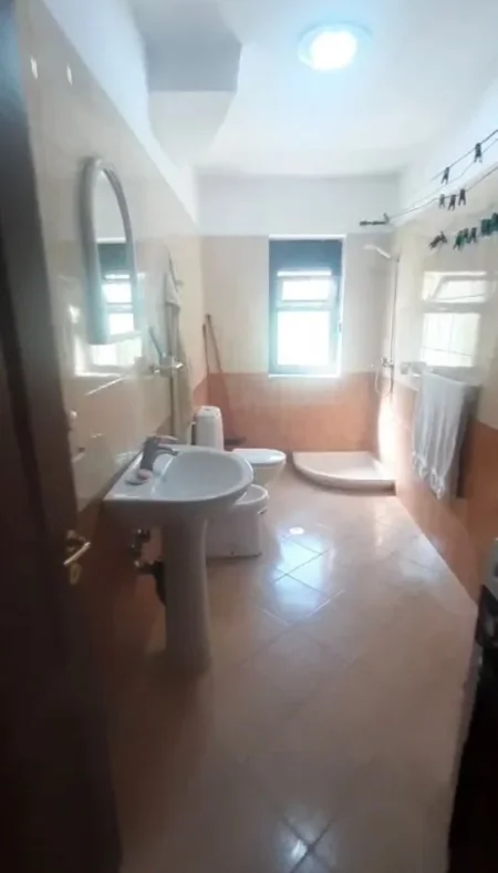 Tirane, jap me qera apartament 2+1+Ballkon Kati 1, 110 m² 500 € (Ali Dem)