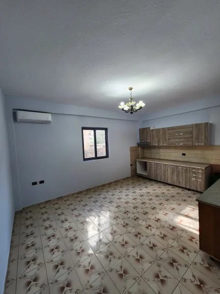 Tirane, jepet me qera 1+1+Ballkon Kati 1, 230 € (Rruga Azem Galica)
