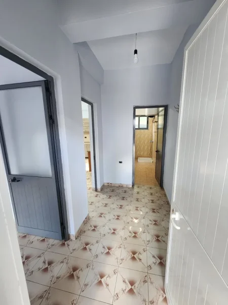 Tirane, jepet me qera 1+1+Ballkon Kati 1, 230 € (Rruga Azem Galica)
