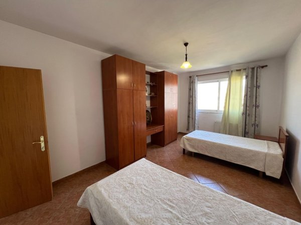 Tirane, jepet me qera apartament 2+1+Ballkon Kati 4, 120 m² 650 € (Komuna e Parisit)