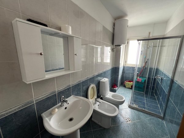 Tirane, jepet me qera apartament 2+1+Ballkon Kati 4, 120 m² 650 € (Komuna e Parisit)