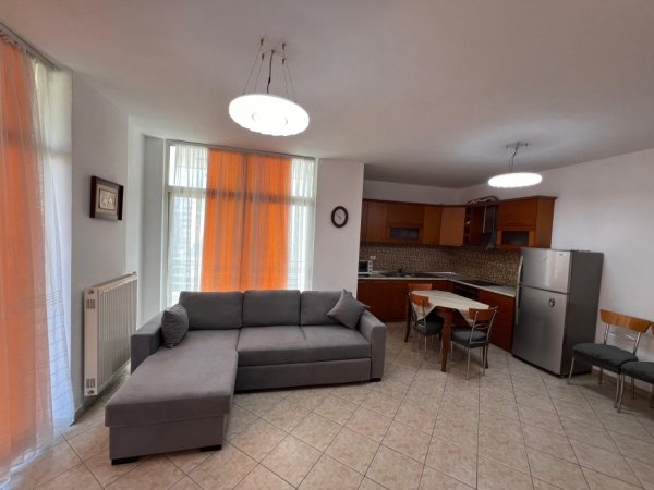 Tirane, jepet me qera apartament 2+1+Ballkon Kati 4, 120 m² 650 € (Komuna e Parisit)