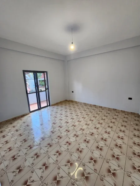 Tirane, jepet me qera 1+1+Ballkon Kati 1, 230 € (Rruga Azem Galica)