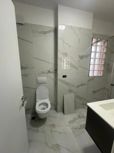 Tirane, jepet me qera apartament 1+1+Ballkon , 70 m² 700 € (Pazari i Ri)