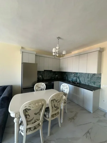 Tirane, jepet me qera apartament 1+1+Ballkon , 70 m² 700 € (Pazari i Ri)
