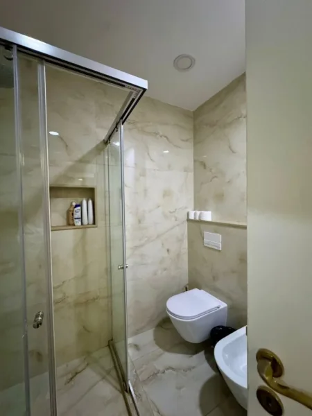 Tirane, jap me qera apartament 1+1 Kati 4, 65 m² 900 € (Rruga Brigada VIII)