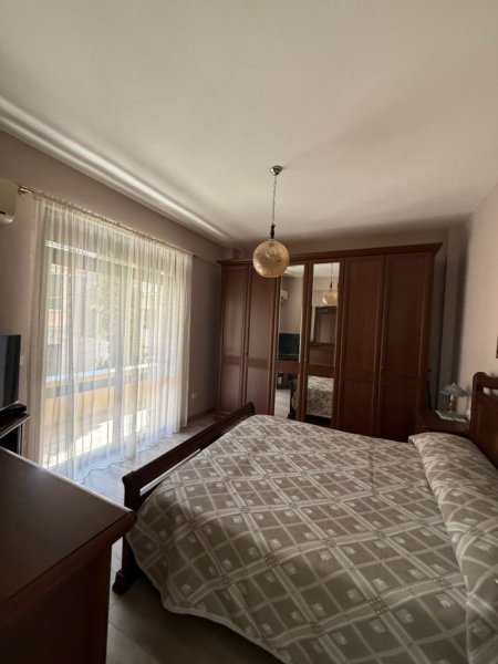 Tirane, jepet me qera apartament 2+1 Kati 2, 125 m² 800 € (Selvia)