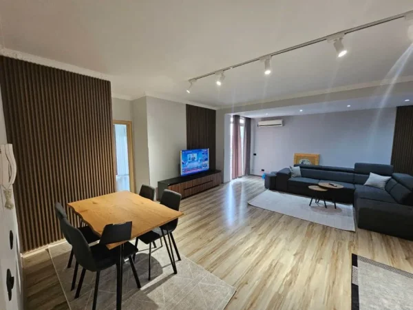 Tirane, jepet me qera apartament 2+1+Ballkon Kati 5, 105 m² 700 € (Rruga Bill Klinton)