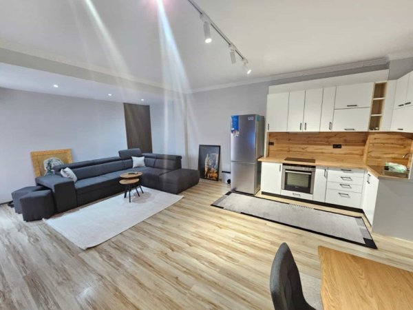 Tirane, jepet me qera apartament 2+1+Ballkon Kati 5, 105 m² 700 € (Rruga Bill Klinton)