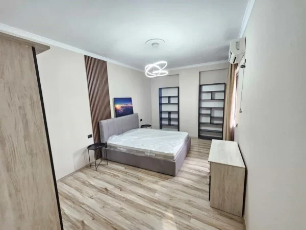Tirane, jepet me qera apartament 2+1+Ballkon Kati 5, 105 m² 700 € (Rruga Bill Klinton)