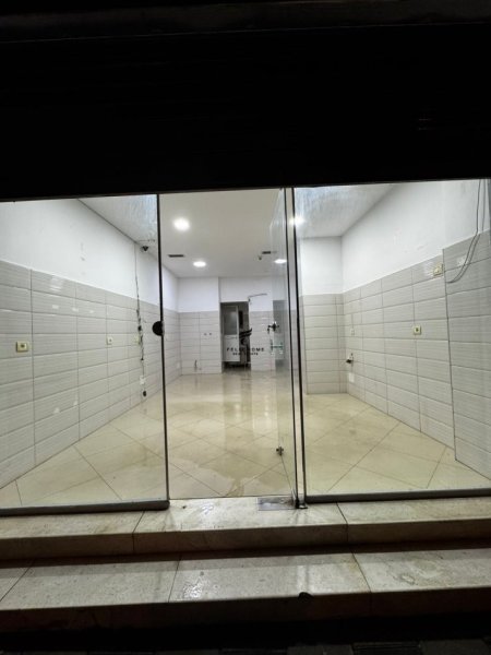Tirane, jepet me qera dyqan Kati 0, 33 m² 300 € (PRANE RRUGES ASIM VOKSHU)