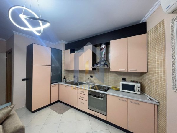 Tirane, jap me qera apartament 1+1+Ballkon Kati 6, 67 m² 600 € (Qender 9-Kateshet)