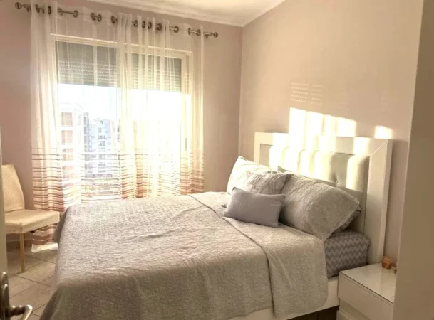 Tirane, jepet me qera 1+1+Ballkon Kati 8, 65 m² 450 € (VILA L)