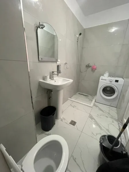 Tirane, jepet me qera 1+1+Ballkon Kati 8, 65 m² 450 € (VILA L)