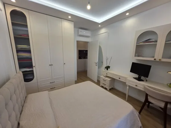 Tirane, jepet me qera apartament 1+1 Kati 6, 60 m² 700 € (porcelan)