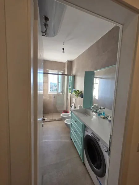 Tirane, jepet me qera apartament 1+1 Kati 6, 60 m² 700 € (porcelan)