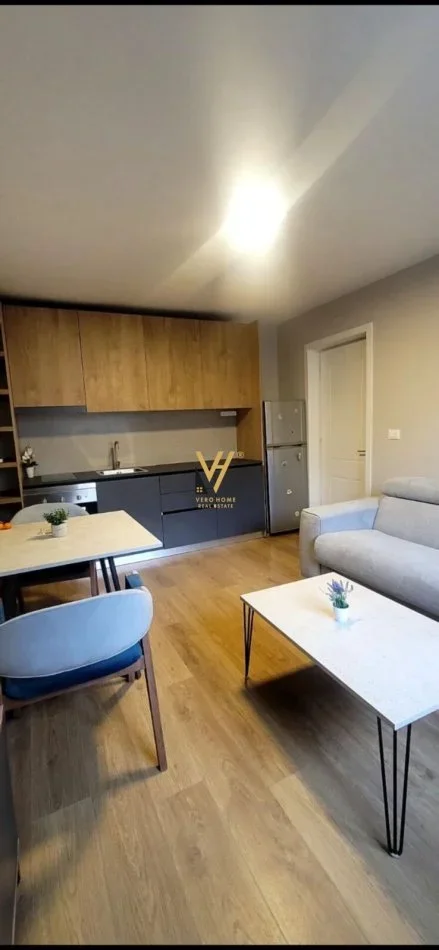 Tirane, jepet me qera apartament 2+1+Ballkon Kati 2, 65 m² 950 € (21 DHJETORI)