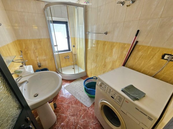 Tirane, jepet me qera Vile 3+1 Kati 3, 135 m² 500 € (prane Kompleksit Grand)