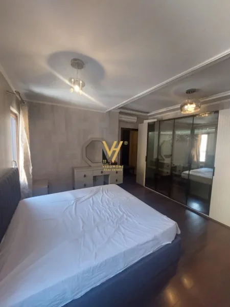 Tirane, jepet me qera apartament 2+1+Ballkon Kati 2, 145 m² 1.800 € (SHESHI WILLSON)