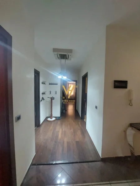 Tirane, jepet me qera apartament 2+1+Ballkon Kati 2, 145 m² 1.800 € (SHESHI WILLSON)