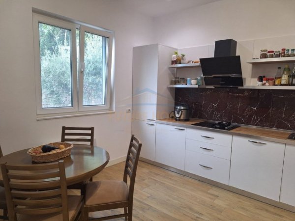 Tirane, shitet Vile 4+1+Aneks+Ballkon Kati 2, 798 m² 650.000 € (MULLET)