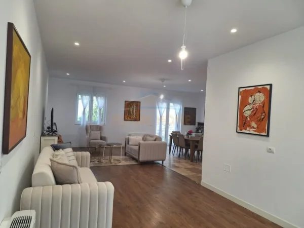Tirane, shitet Vile 4+1+Aneks+Ballkon Kati 2, 798 m² 650.000 € (MULLET)