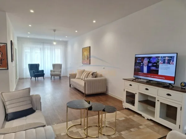 Tirane, shitet Vile 4+1+Aneks+Ballkon Kati 2, 798 m² 650.000 € (MULLET)