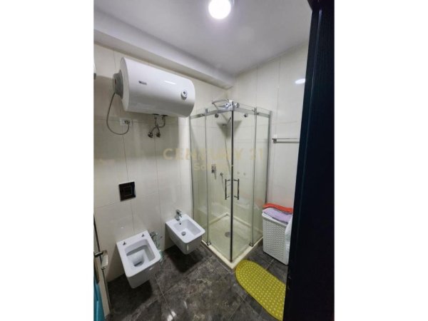 Tirane, jepet me qera apartament 1+1 Kati 7, 65 m² 500 € 