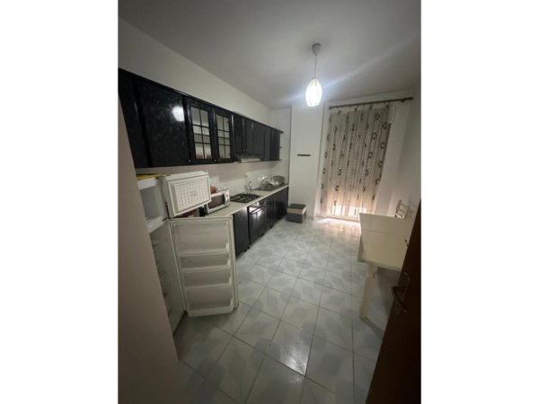 Tirane, jepet me qera apartament 2+1 Kati 1, 130 m² 500 € 