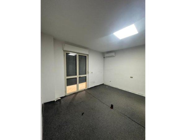 Tirane, jepet me qera apartament 2+1 Kati 1, 130 m² 500 € 