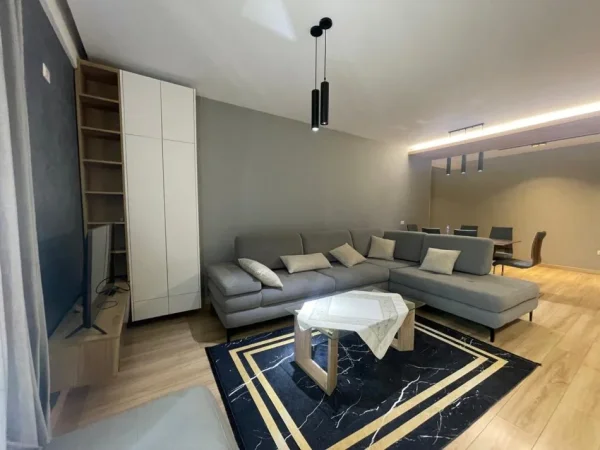 Tirane, jepet me qera apartament 1+1 Kati 8, 100 m² 650 € (GOLDEN PARK 3)