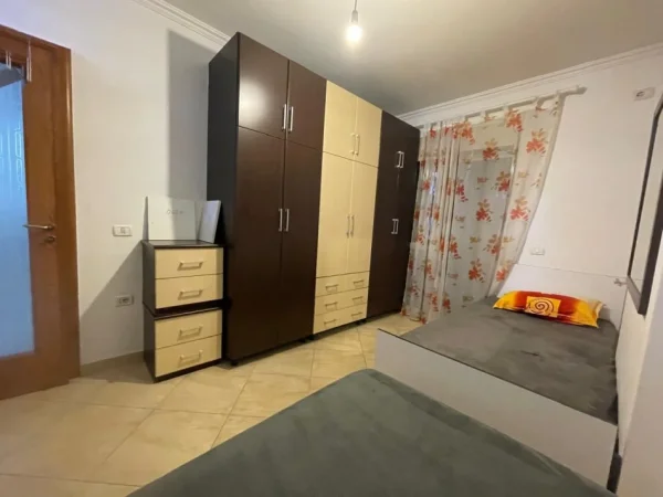 Tirane, Jepet me Qera apartament 2+1+BLK Kati 3, 95 m² 600 Euro (250m larg Qendres)