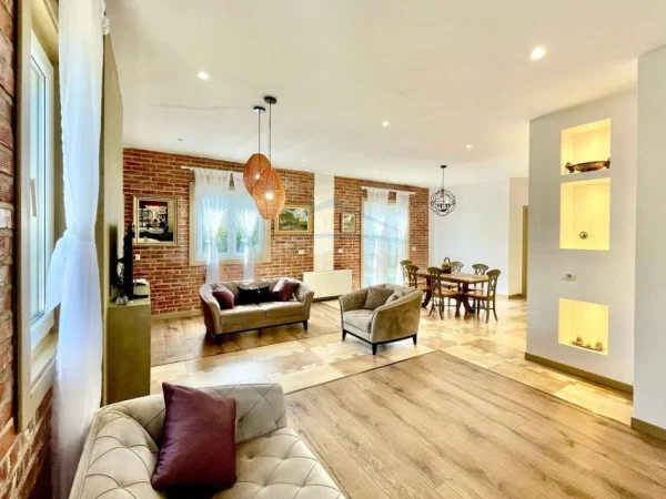Tirane, shitet Vile 4+1+Aneks+Ballkon Kati 2, 930 m² 850.000 € (MULLET)