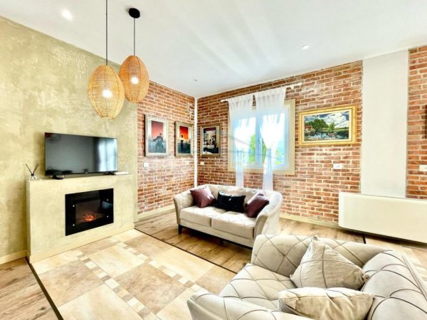 Tirane, shitet Vile 4+1+Aneks+Ballkon Kati 2, 930 m² 850.000 € (MULLET)