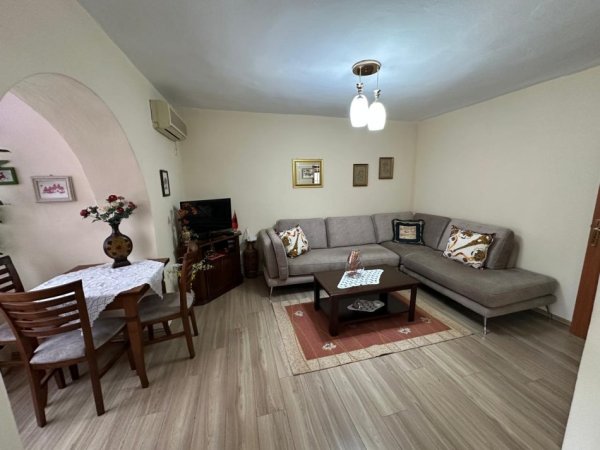 Tirane, jepet me qera apartament 1+1 Kati 3, 60 m² 550 € (Ambasada Amerikane)