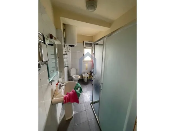 Tirane, jepet me qera apartament 2+1 Kati 2, 112 m² 600 € (Rruga Hoxha Tasim Pazari i Ri)