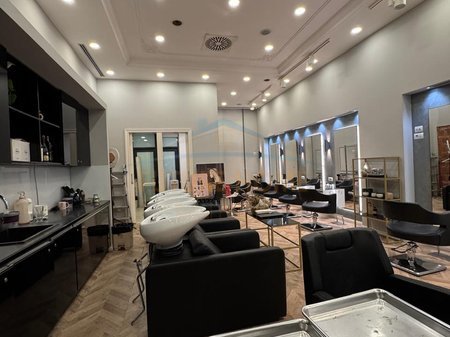 Tirane, jepet me qera ambjent biznesi Kati 0, 87 m² 3.500 € (Rruga e Kosovareve)