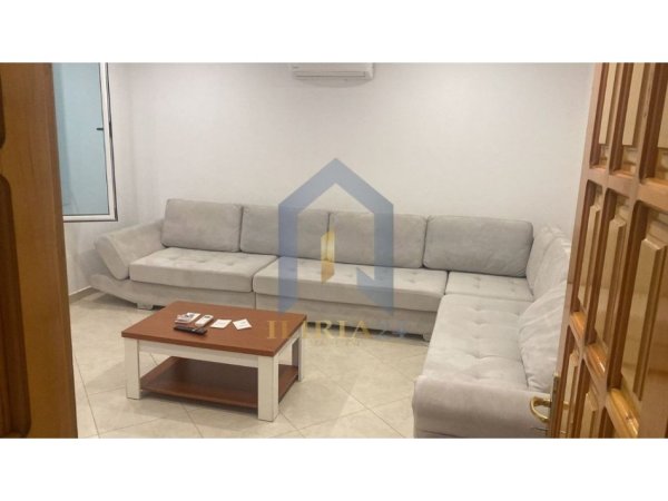Tirane, jepet me qera shtepi 1+1 , 70 m² 500 € 