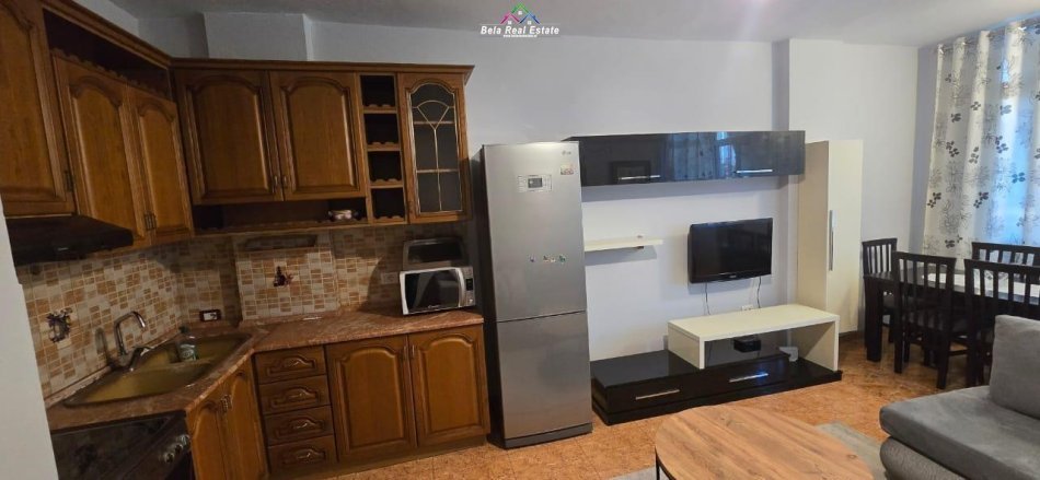 Tirane, jepet me qera apartament 1+1+Ballkon Kati 7, 55 m² 510 € (vace zela)
