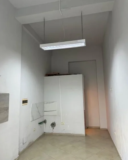Tirane, jepet me qera dyqan Kati 0, 23 m² 200 € (Rruga Astrit Losha)
