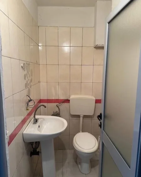 Tirane, jepet me qera dyqan Kati 0, 23 m² 200 € (Rruga Astrit Losha)