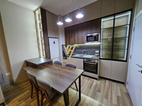 Tirane, jepet me qera apartament 1+1+Ballkon Kati 5, 65 m² 700 € (SQUARE 21)
