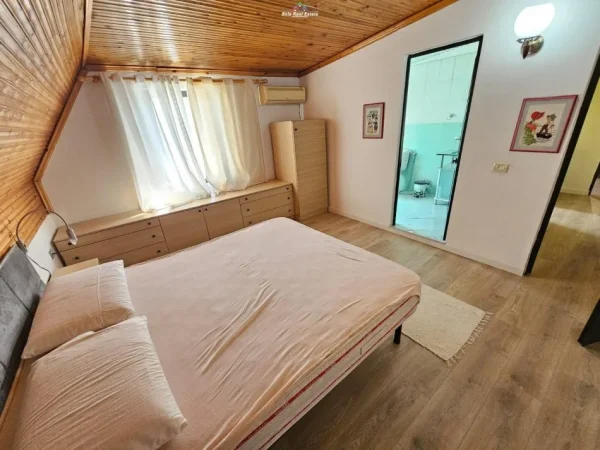 Tirane, jepet me qera Vile 3+1 Kati 3, 135 m² 500 € (tregu elektrik)