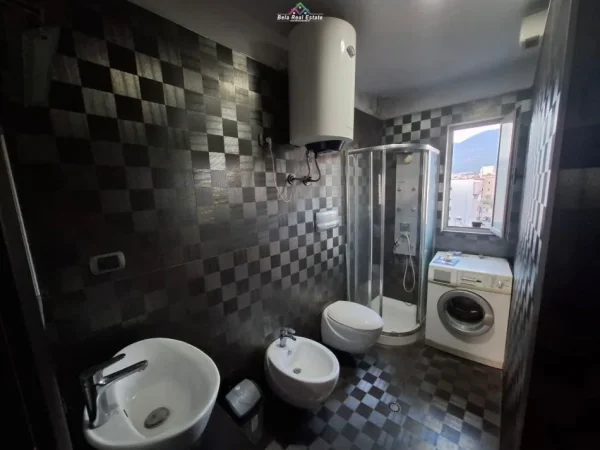 Tirane, jepet me qera apartament 2+1 Kati 4, 80 m² 650 € (rruga bardhyl)