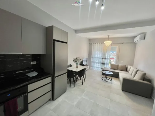 Tirane, jepet me qera apartament 2+1+Ballkon Kati 7, 105 m² 750 € (Brryli)